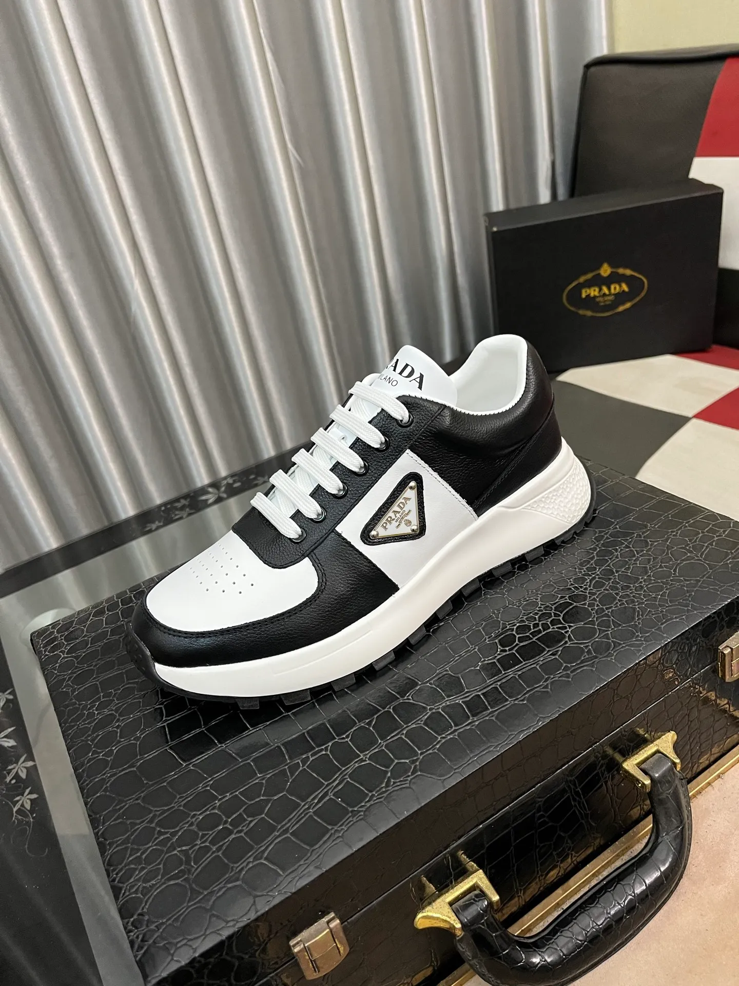 Men's shoes 💰440⌚️⌚️ PRADA [Prada] popular men's shoes, casual shoes and sports shoes! High-end quality 🍀 The upper is made of imported original cowhide 💥 cowhide lining; the original molded outsole. The style is correct and elegant, comfortable and versatile💪 Three quality guarantees. Size: 38-44, 3️⃣colors available.